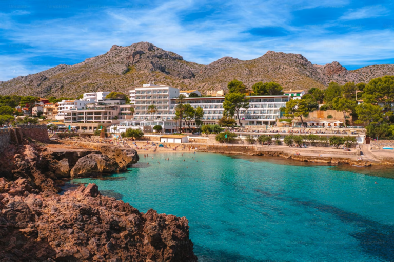 Majorque météo en avril plage et ciel ensoleillé