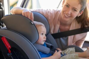 Alquiler de coche con silla para bebé: consejos y normativa en España