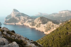 Ruta en coche por la Serra de Tramuntana con vistas a pueblos de montaña en Mallorca